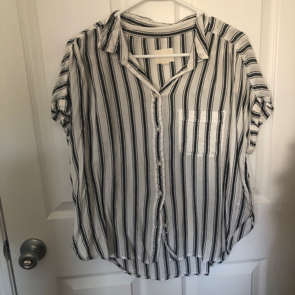 American Eagle Black and white striped shirt sleeved button up